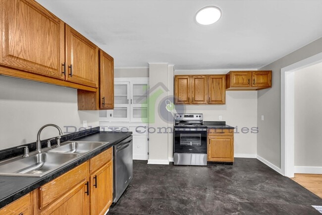 Building Photo - Spacious 4 Bedroom- With Extra room! New Remodel!