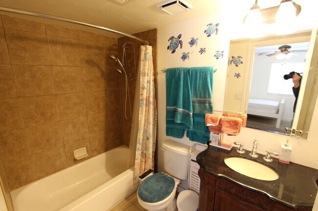 Building Photo - Furnished 2BR, 2BA Condo in University Heights
