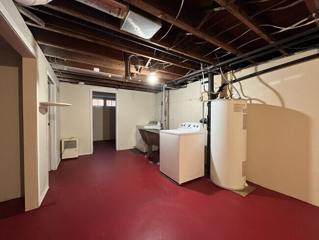 Building Photo - Spacious Multi-Level Living with Vaulted Ceilings and Backyard Access