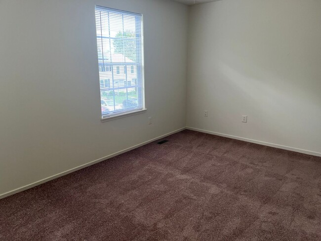 Building Photo - Spacious Townhome Close To EVERYTHING