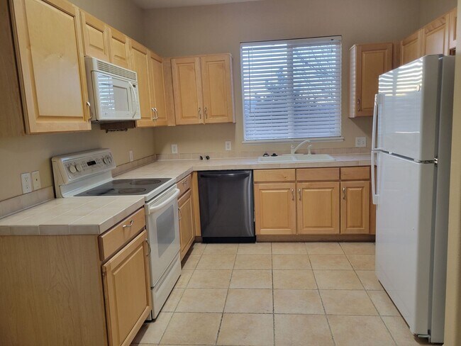 Building Photo - 3 Bedroom, 2.5 Bath Home with A/C - Availa...