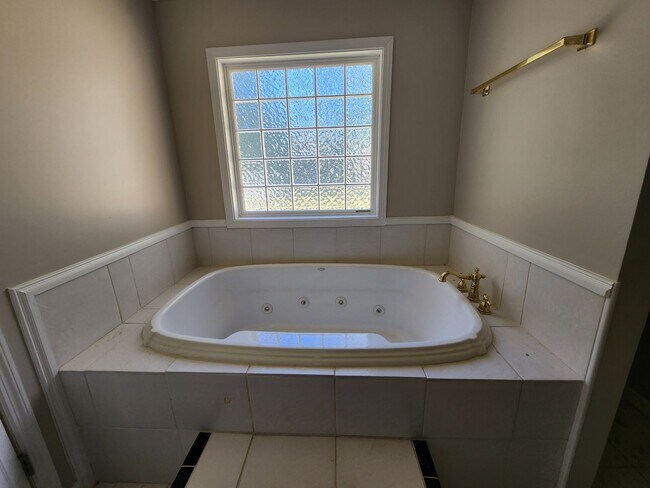 Building Photo - 4 Bedroom Large Backyard