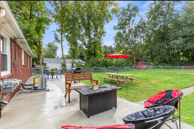 Building Photo - 8254 Mary Ann Ave