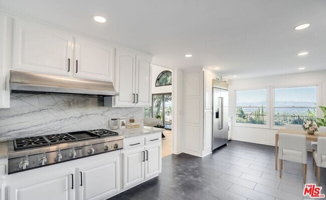 Building Photo - 15851 Mulholland Pl