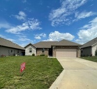 Building Photo - Executive Rental - Old Castle Estate Subdivision - Nixa