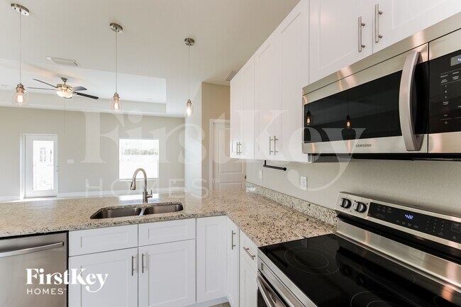 Building Photo - 3757 NE 14th Ave