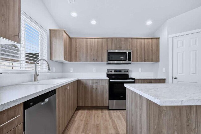 Building Photo - 297 N Madrone Ave