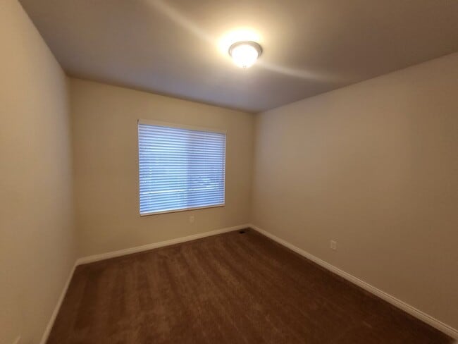 Building Photo - Spacious 4-Bedroom, 2.5-Bath Home Near Dow...