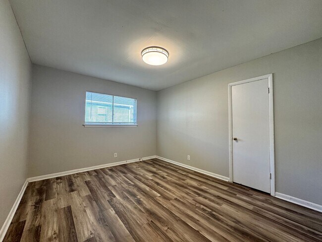 Building Photo - 1014 N Larchmont Dr