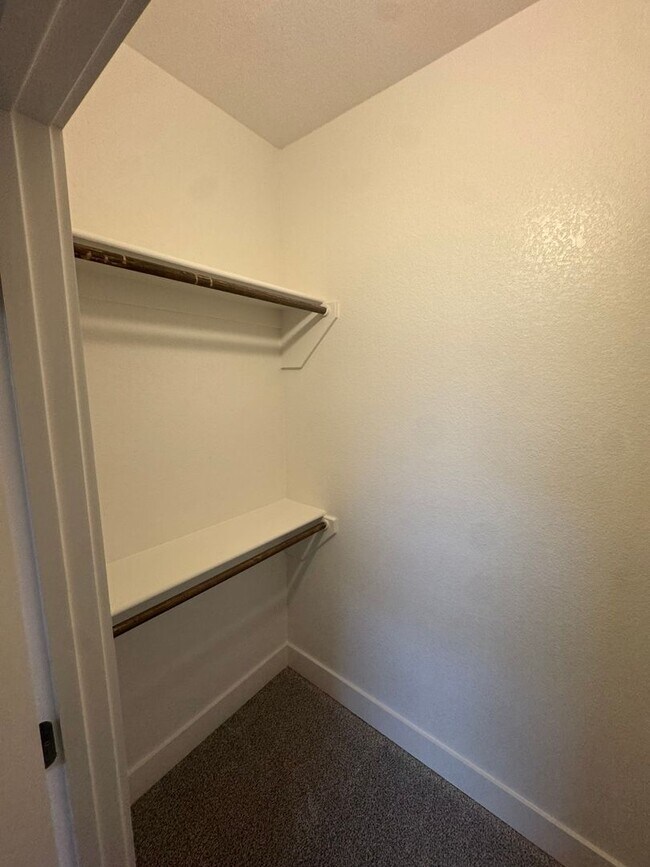 Building Photo - Enclosed Fenced Yard - 3/2/2 - Commuter Friendly