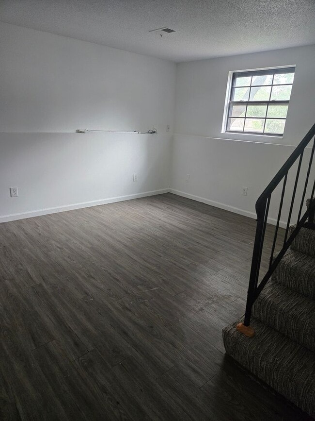 Building Photo - Huge 1/2 Duplex in Olathe