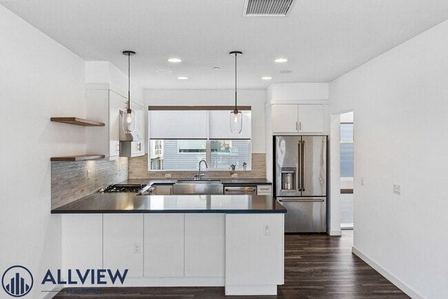 Building Photo - Beautiful three story live/work townhome i...