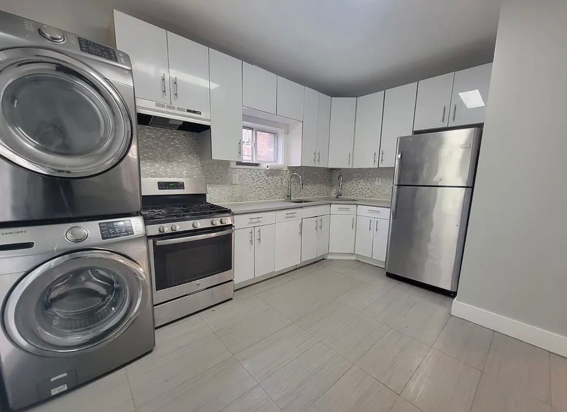 Building Photo - 676 E 5th St