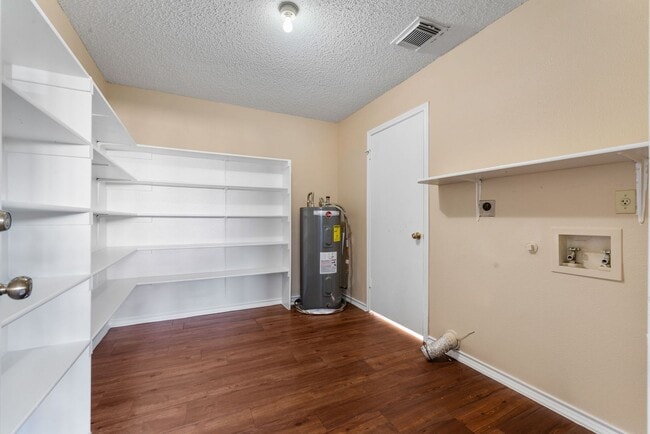 Building Photo - 7038 Cole Creek Dr