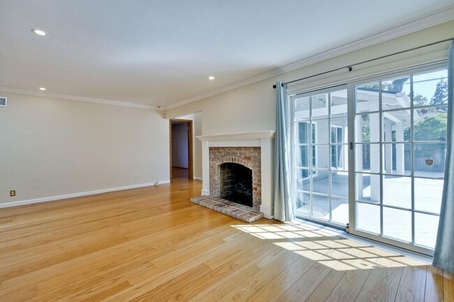Building Photo - Beautiful 4 bedroom, 3 bath in desirable C...
