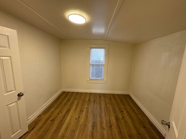 Building Photo - Spacious Dinuba Home Rent Ready!