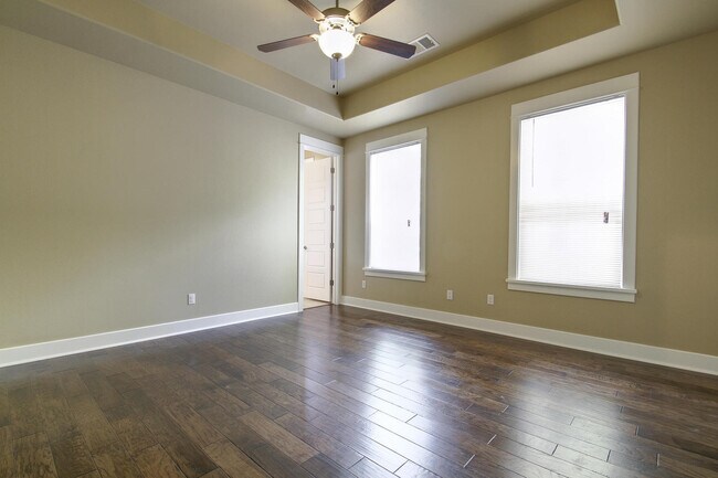 Building Photo - UT PRE-LEASE: Wood Floors, North Campus, Large Living Space, 2011 Construction, Custom High End K...