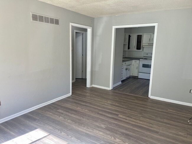 Building Photo - Fresh & Updated 1/2 Duplex