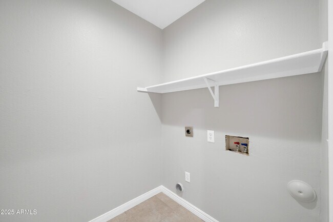 Building Photo - 913 W Juanita Ave