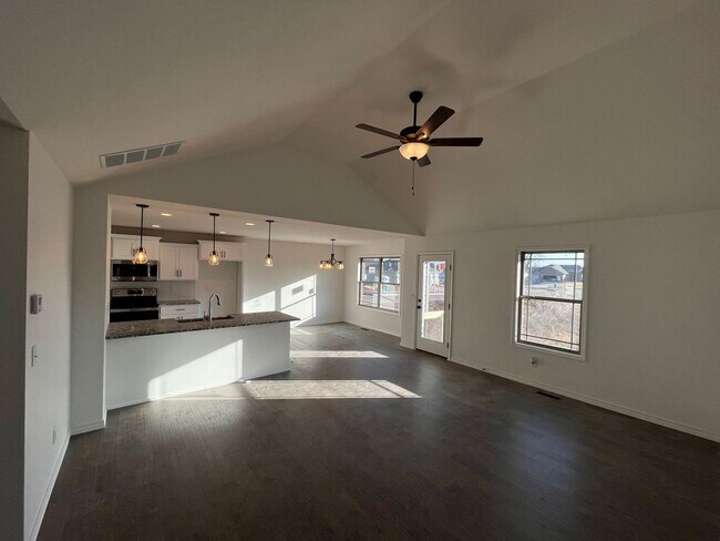 Building Photo - Nearly new 3 bed, 3 bath with Springfield ...