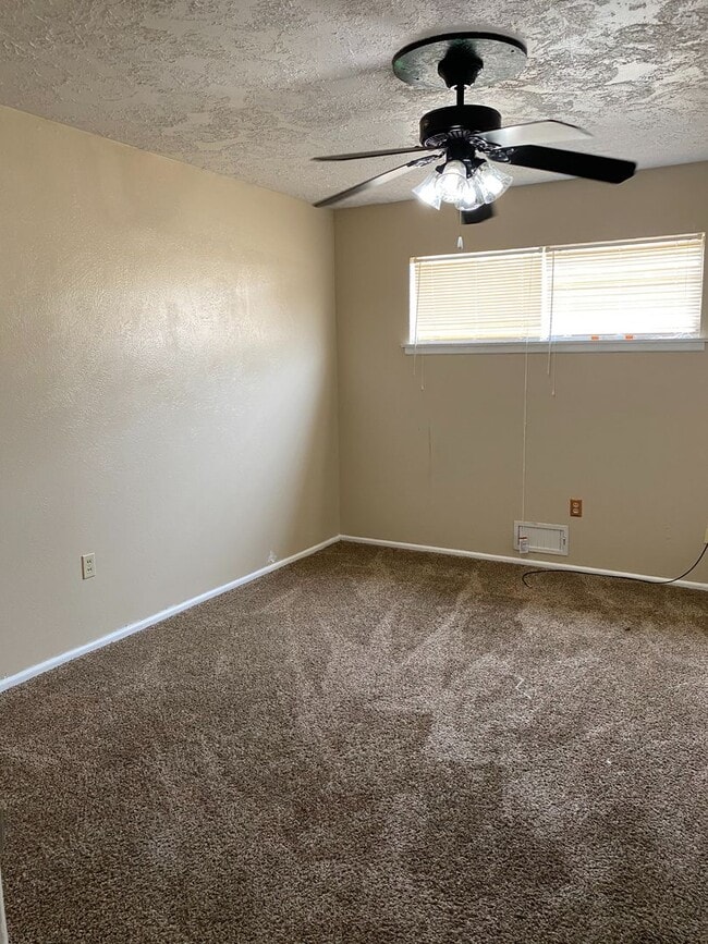 Building Photo - Mid-Century Modern Home close to Bonham Middle School