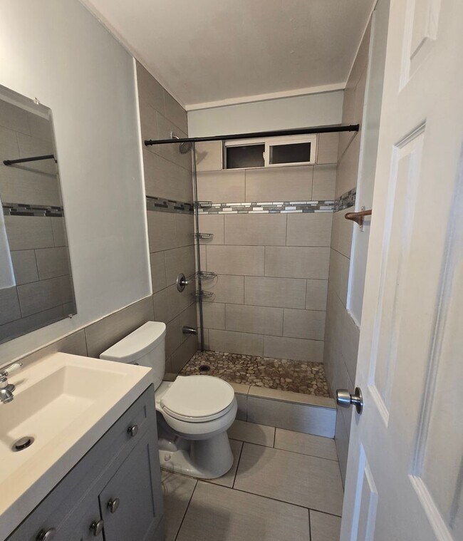 Building Photo - 360 Lono Ave
