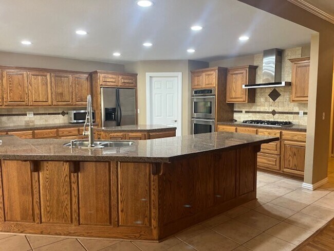 Building Photo - Bentonville 4 bedroom 3 car garage home near trails & Bentonville Square!