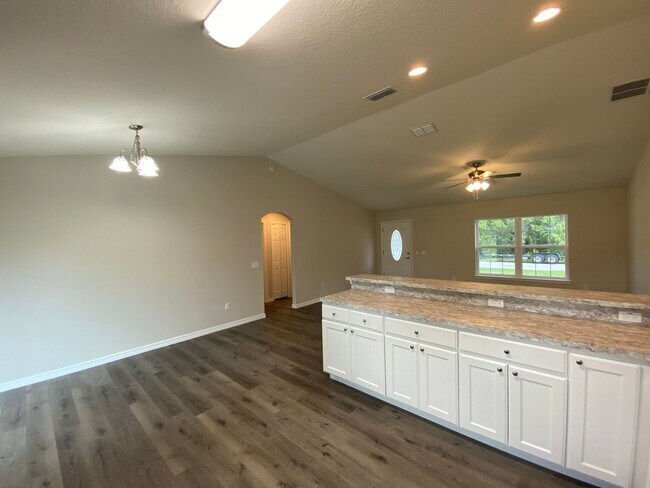 Building Photo - Custom Home - Desirable SE Ocala Neighborh...