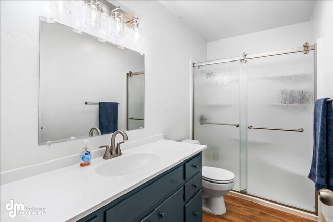 Building Photo - 3BD/2BA Triplex Unit with Modern Comforts