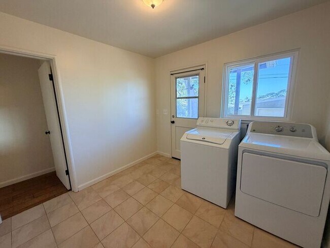 Building Photo - 3 Bed and 3 Bath Home Located Off of Forest Ave