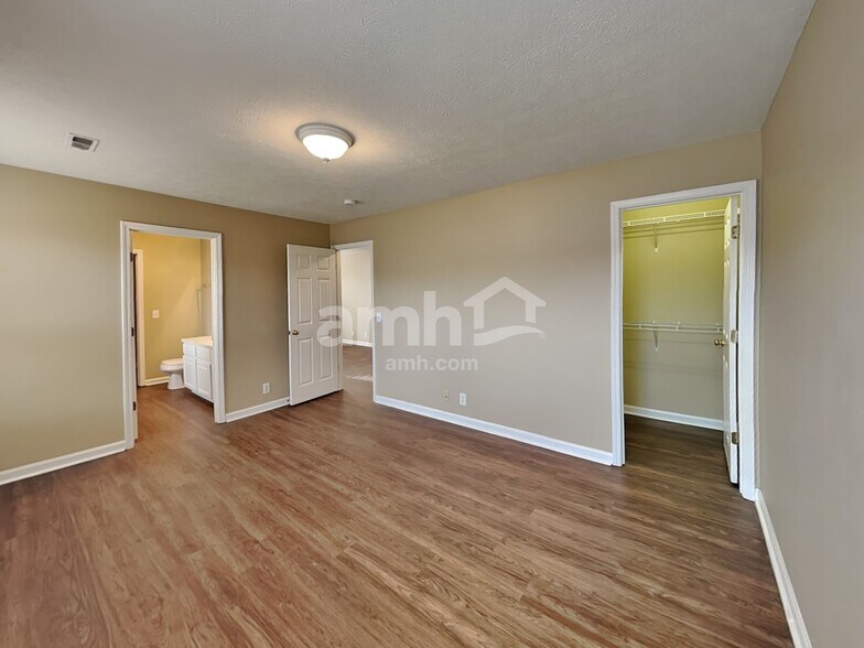 Building Photo - 4060 Longfellow Dr