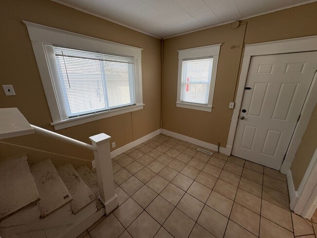 Building Photo - Home w/ Huge 2-stall Garage