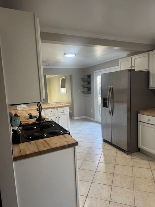 Building Photo - POOL AND APT/WORK SHOP/CRAFT ROOM