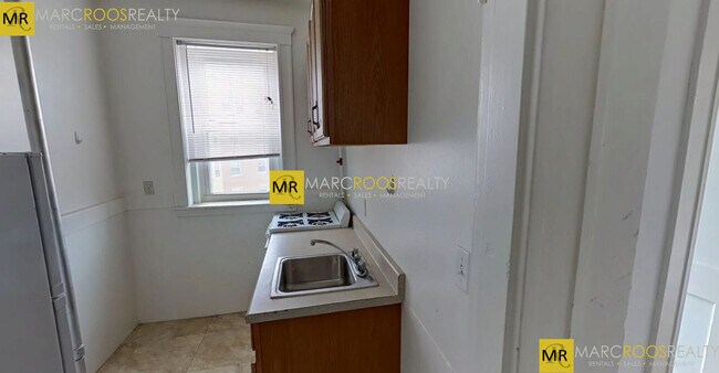 Building Photo - 137 Park Dr