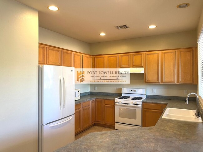 Building Photo - 3/2.5 2 car garage/washer/dryer/private yard