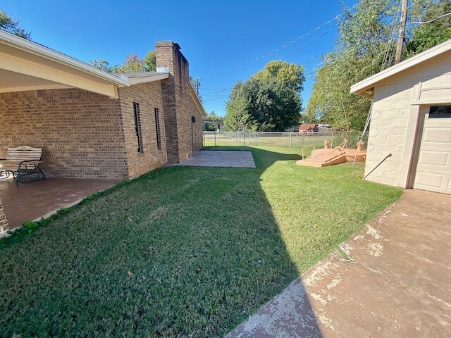 Building Photo - 210 Crestview St