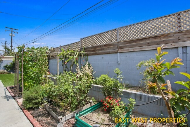 Building Photo - 6942 Santa Rita Ave