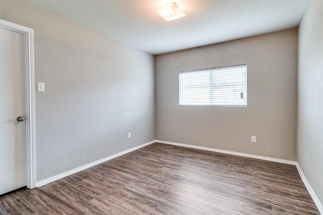 Building Photo - 1434 Raven Dr W