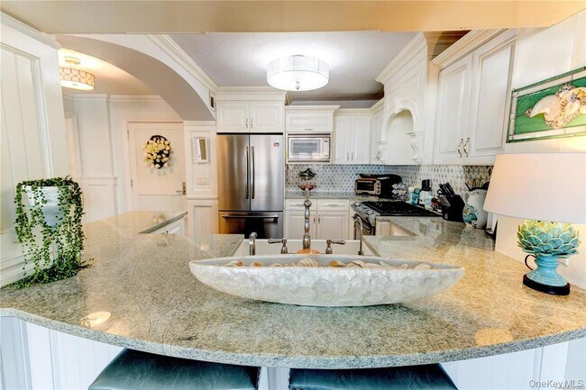 Building Photo - 170 W Broadway