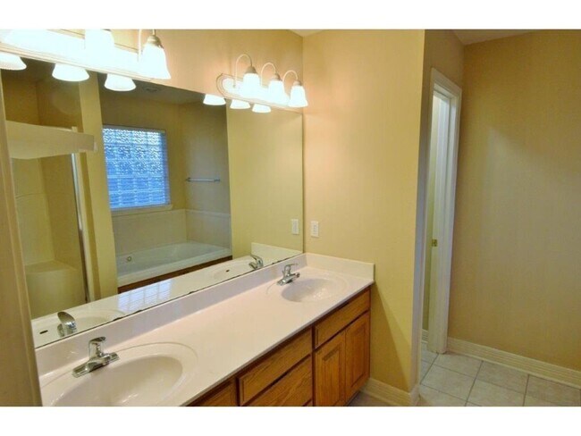 Building Photo - Great location!  4 Bedroom 2 bath