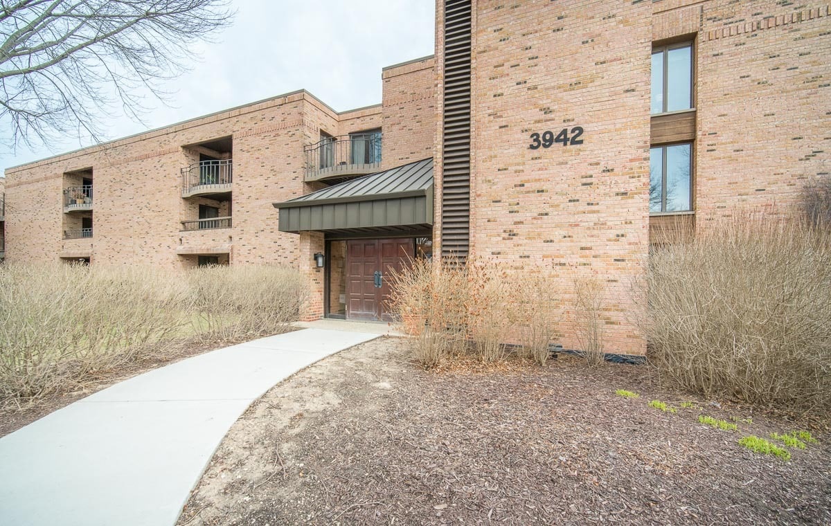 Building Exterior - 3942 N Oakland Ave