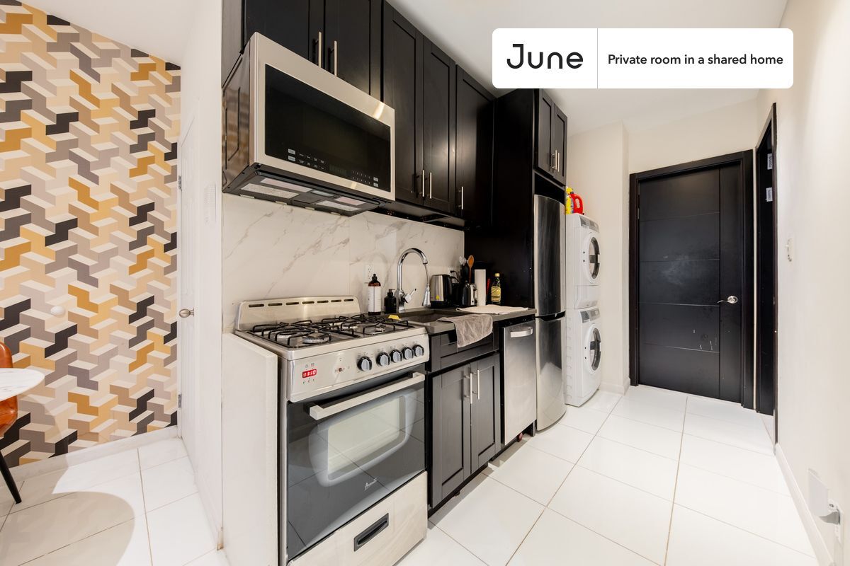 Building Photo - Private bedroom in 3 bed/2 bath Home