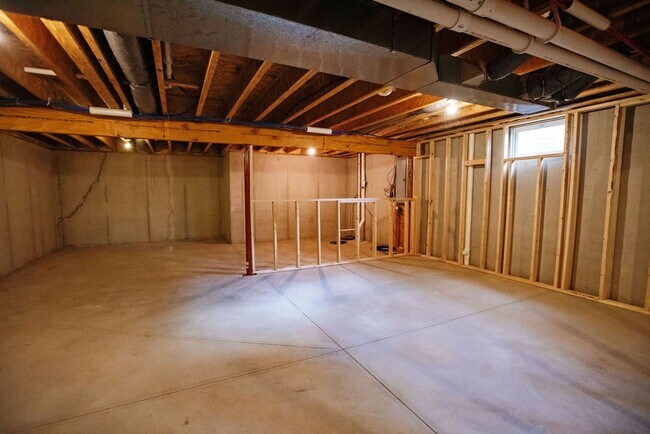 Building Photo - 3 Bed (with 4th bed potential downstairs),...