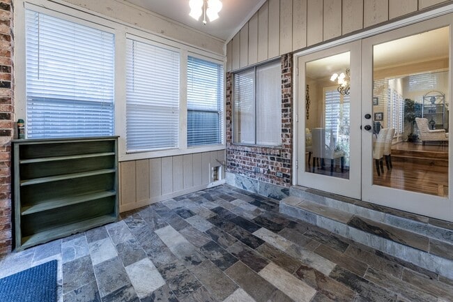 Building Photo - 422 River Oaks Dr