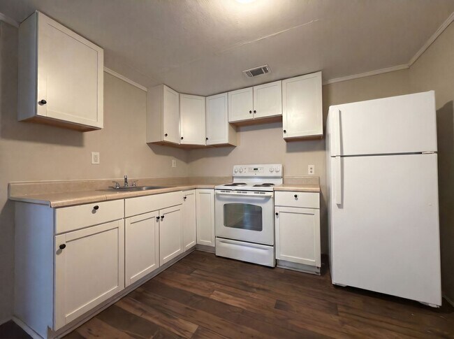 Building Photo - 2181 Eleanor Dr