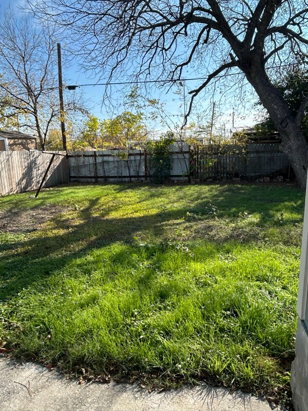 Building Photo - 3224 W Houston St