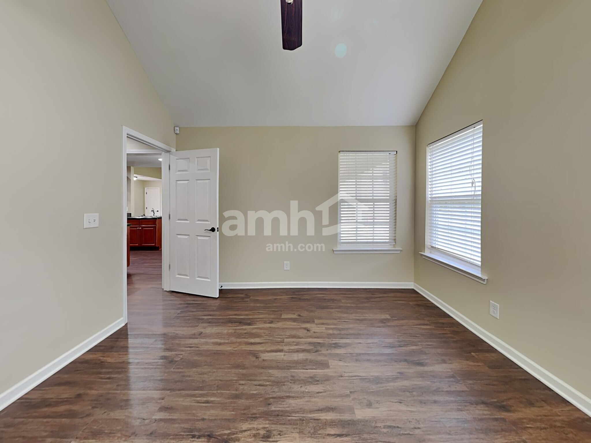 Building Photo - 902 Tanager Ct