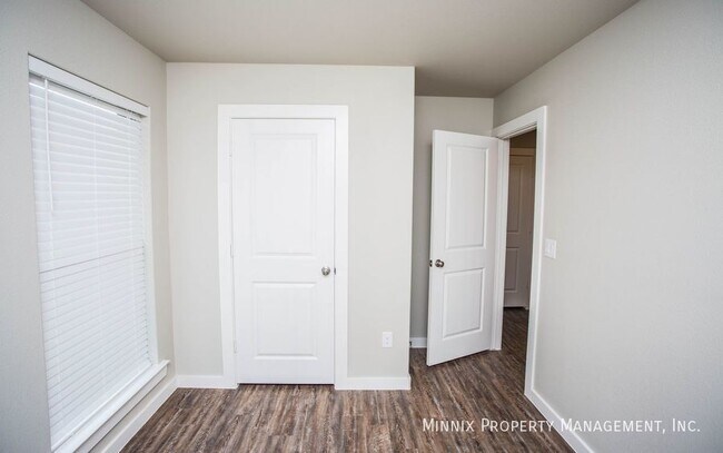 Building Photo - 407 E 21st St