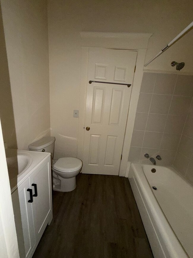 Building Photo - Remodeled 1 bedroom 1 bathroom with a den!