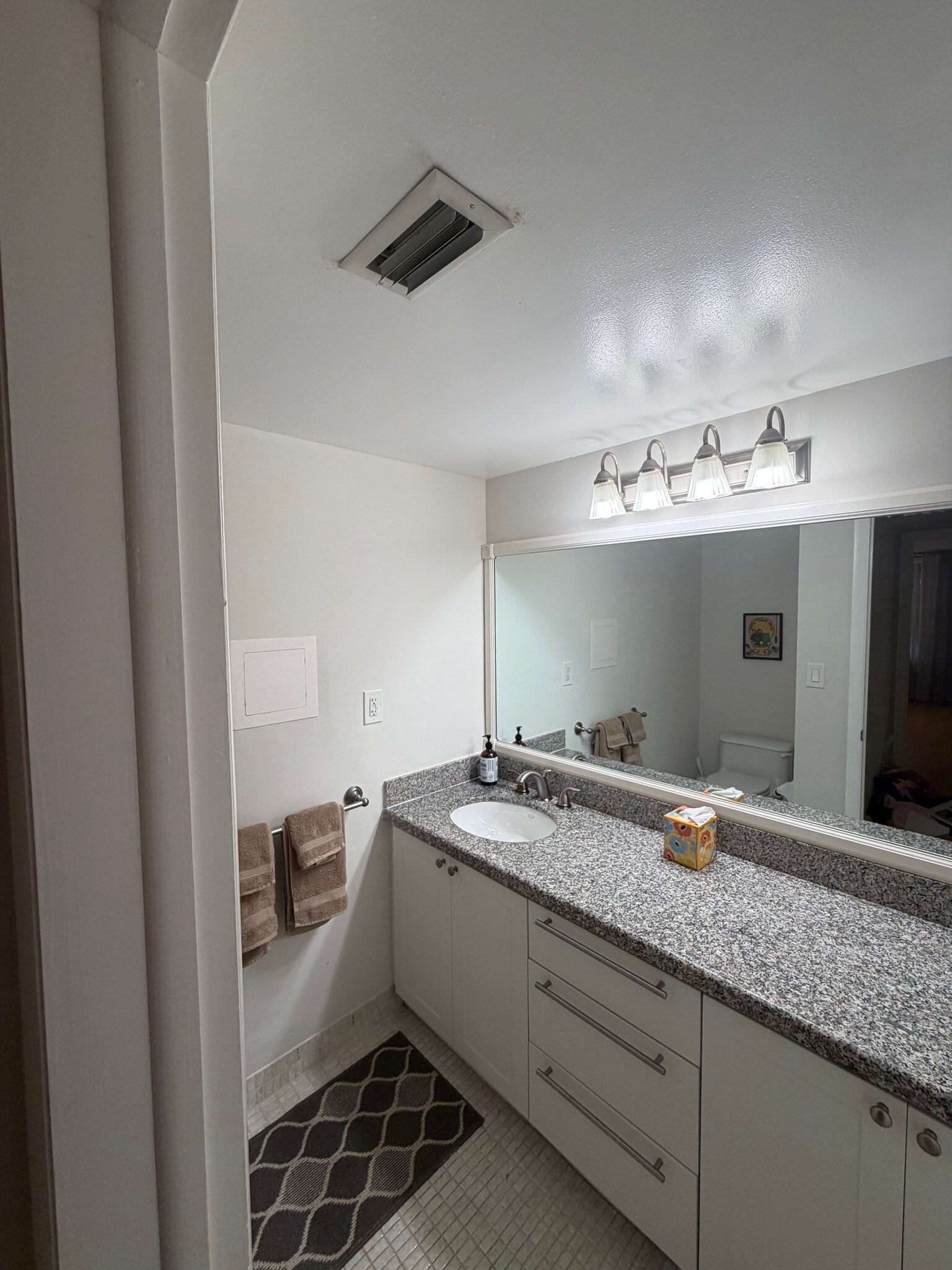 Guest bathroom - 1205 Mariposa Ave